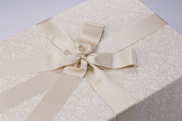 Das Design der Brautkleidbox Beige Labyrinth ist sehr elegant und zeitlos.